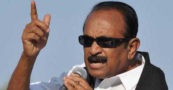 Vaiko-holds-dem17890