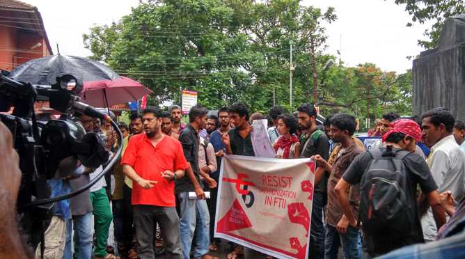 Gopal-Menon-in-FTII-protest