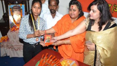 സവര്‍ക്കറിന്റെ ജന്മദിന വാര്‍ഷികത്തില്‍ വിദ്യാര്‍ത്ഥികള്‍ക്ക് കത്തി സമ്മാനമായി നല്‍കി ഹിന്ദു മഹാസഭ