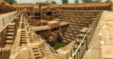 പ്രകാശം പരത്തുന്ന ഗ്രാമ വീഥികളിലൂടെ, പൗരാണികതയുടെ കല്‍പടവുകളില്‍ ഇരിക്കാം