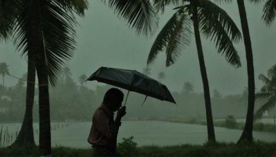 ചുഴലിക്കാറ്റ് ശക്തി പ്രാപിക്കുന്നു ; സംസ്ഥാനത്ത് അഞ്ചു ജില്ലകളില്‍ യെല്ലോ അലേര്‍ട്ട്; കാസര്‍ഗോഡ് വിദ്യാഭ്യാസ സ്ഥാപനങ്ങള്‍ക്ക് അവധി