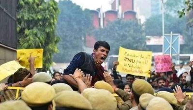 തല്ലിച്ചതച്ച് പൊലീസ്, തളരാതെ പ്രതിഷേധം; ജെ.എന്‍.യു വിദ്യാര്‍ഥി സമരം ചിത്രങ്ങളിലൂടെ