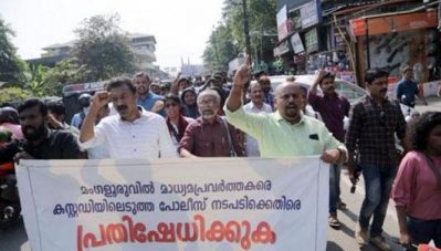 ഒരേ പൊതിയില്‍ ഭക്ഷണം കഴിച്ച് ഷബീറും അനീഷും; മുസ്ലീമും ഹിന്ദുവും എങ്ങനെ ഒരുമിച്ച് ജോലി ചെയ്യുമെന്ന് ചോദിച്ച കര്‍ണ്ണാടക പൊലീസിന് മാധ്യമപ്രവര്‍ത്തകരുടെ മറുപടി