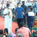 കോണ്‍ഗ്രസ് സര്‍ക്കാര്‍ തിരിഞ്ഞുനോക്കിയില്ലെന്ന് രാഹുലിനോട് മത്സ്യത്തൊഴിലാളികള്‍; സര്‍ക്കാര്‍ എല്ലാം നല്‍കിയെന്നാണ് പറയുന്നതെന്ന് പുതുച്ചേരി മുഖ്യമന്ത്രിയുടെ പരിഭാഷ (വീഡിയോ)