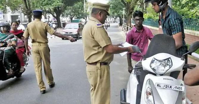 പുതിയ വാഹനനയ പ്രകാരം ഘടിപ്പിച്ച നമ്പര്‍പ്ലേറ്റ് മാറ്റണമെന്ന് പൊലീസ് ...