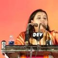 ലക്ഷങ്ങള്‍ മുടക്കി മൊബൈല്‍ വാങ്ങാതെ പശുവിനേയും കുടുംബത്തേയും രക്ഷിക്കാന്‍ വടിവാള്‍ വാങ്ങി സൂക്ഷിക്കൂ; വിവാദപരാമര്‍ശവുമായി വി.എച്ച്.പി വനിതാ നേതാവ്