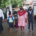 അമ്മ പകുത്തുനല്‍കിയ ജീവനുമായി അനുജത്തി സനയുടെ കൈപിടിച്ച് ഷാരോണ്‍ സ്‌കൂളിലെത്തി