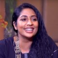 തിരക്കിൽ നിന്നും മാറിനിന്നപ്പോൾ ബുദ്ധിമുട്ടി; ബോറടിച്ചപ്പോൾ ലിപ്സ്റ്റിക്ക് ഇട്ട് എന്നെത്തന്നെ നോക്കി നിൽക്കും: നവ്യ നായർ