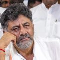 തെരഞ്ഞെടുപ്പ് പ്രചരണത്തിനിടെ തോളില്‍ കയ്യിട്ട പ്രവര്‍ത്തകനെ തല്ലി ഡി.കെ. ശിവകുമാര്‍; വീഡിയോ
