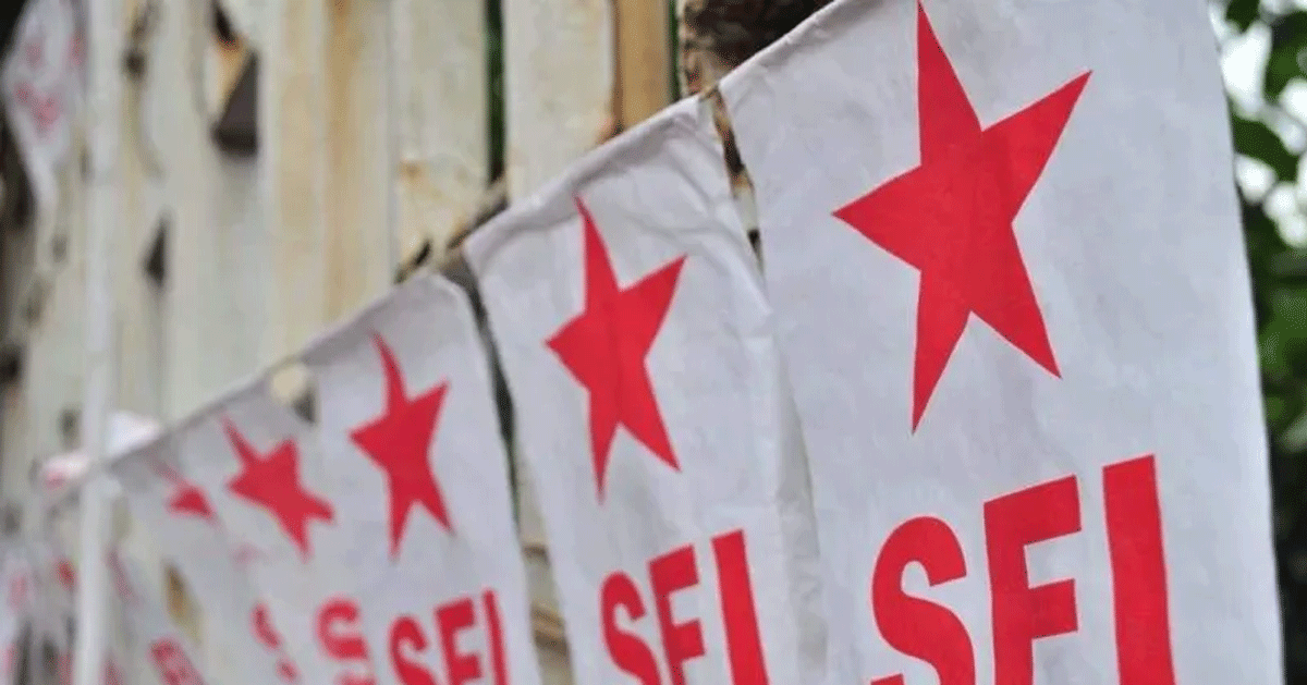 SFI staged a massive protest against the Governor in Kerala University