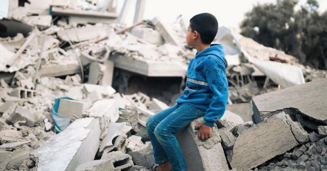 Israeli settlers kidnap two Palestinian children, tie them to a tree