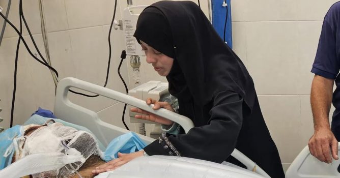 Doctor Ala Al Najjar with her husband in the hospital