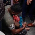 നായയുടെ കടിയേറ്റ് ആശുപത്രിയിലേക്ക് പോകവെ പൊലീസ് തടഞ്ഞു; ബൈക്കില്‍ നിന്ന് വീണ കുട്ടിയുടെ മേല്‍ ലോറി കയറി കര്‍ണാടകയില്‍ മൂന്ന് വയസുകാരിക്ക് ദാരുണാന്ത്യം