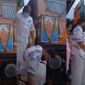 പാലക്കാട്- കോഴിക്കോട് സ്‌പെഷ്യല്‍ ട്രെയിനിനെ കാവിക്കൊടിയേന്തിയ സ്ത്രീയുടെ ചിത്രം വെച്ച് സ്വീകരിച്ച് ബി.ജെ.പി നേതാക്കള്‍