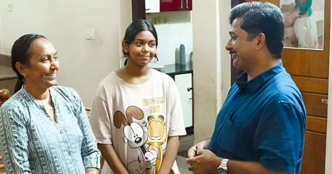 M.Swaraj Visits V.V.  Prakash's family