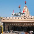 തീവ്ര ഹിന്ദുത്വവാദികളുടെ പ്രതിഷേധം: മഹാരാഷ്ട്രയിലെ ശനി ഷിംഗ്നാപൂർ ക്ഷേത്ര ട്രസ്റ്റ് മുസ്‌ലിങ്ങൾ ഉൾപ്പെടെ 167 ജീവനക്കാരെ പിരിച്ചുവിട്ടു