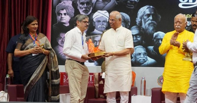 Governor Rajendra Arlekar along with Calicut University V.C. Dr. P. Ravindran