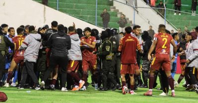 ഒറ്റ മത്സരം, പുറത്തെടുത്തത് 17 ചുവപ്പുകാര്‍ഡ്; കൂട്ടത്തല്ലിന് പിന്നാലെ പൊലീസിന്റെ വക കണ്ണീര്‍ വാതകം; ഇതും ഫുട്‌ബോള്‍!