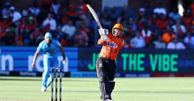 ഒരു കോടിക്ക് മുംബൈ ഇന്ത്യന്‍സിലേക്ക് മടക്കം; പിന്നാലെ വെടിക്കെട്ടുമായി ഡി കോക്ക്