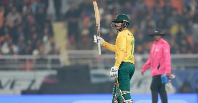 പൂരനൊക്കെ മാറി നില്‍ക്കും; ഇന്ത്യയെ പൂരപ്പറമ്പാക്കി ഡി കോക്ക്