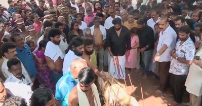 ഷര്‍ട്ടും ചെരുപ്പുമൊക്കെ ധരിച്ചു തന്നെ അയാള്‍ അച്ഛന്റെ ചിതയ്ക്ക് തീ കൊളുത്തി; താറും പൂണൂലുമിട്ട് അയാള്‍ നടന്നില്ല