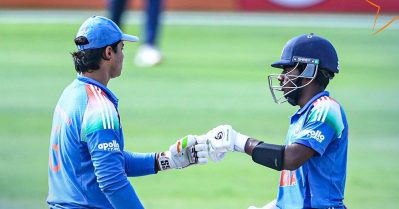 സൂര്യവംശിയും മാഹ്‌ത്രെയും നേരത്തെ മടങ്ങി; ഫൈനലില്‍ പാകിസ്ഥാന് മുന്നില്‍ ഇന്ത്യ പതറുന്നു