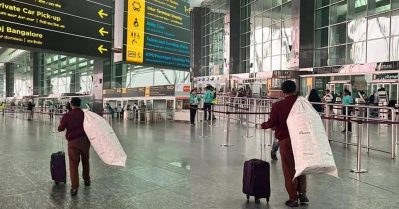 വിമാനം റദ്ദാക്കിയാലും കിടന്നുറങ്ങണമല്ലോ ;ബെംഗളൂരു വിമാനത്താവളത്തിലേക്ക് കിടക്കയുമായി യാത്രക്കാരന്‍