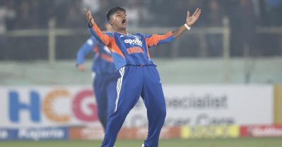 ക്രാന്തിക്ക് മുന്നില്‍ ക്യാപ്റ്റന്‍ മുട്ടുകുത്തി; ലങ്കയുടെ ആദ്യ ചോര വീഴ്ത്തി ഇന്ത്യ