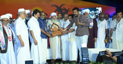 നാരായണ ഗുരു മുന്നോട്ട് വെച്ച ആശയങ്ങളുടെ മറ്റൊരു ആവിഷ്ക്കാരം; കാന്തപുരത്തിന് നാരായണ ഗുരു പുരസ്കാരം സമ്മാനിച്ച് സ്വാമി ശാശ്വതീകാനന്ദ സാംസ്കാരിക കേന്ദ്രം