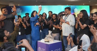 റോബോട്ട് നായ്ക്കുട്ടി 'ഗോര്‍ബി'യെ സുനിത വില്യംസിന് സമ്മാനിച്ച് യുണീക് വേള്‍ഡ് റോബോട്ടിക്‌സ്