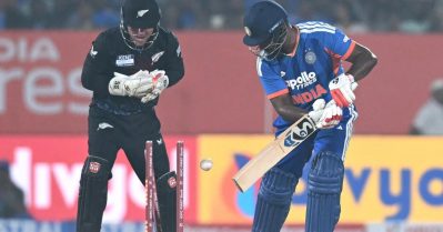 ക്രീസില്‍ വിക്കറ്റും കാണിച്ച് വെറുതെ നില്‍ക്കുകയാണ്; സഞ്ജുവിനെതിരെ രൂക്ഷവിമര്‍ശനവുമായി ഗവാസ്‌കര്‍