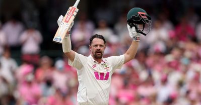 സിഡ്‌നിയിലും അധിപന്‍; ത്രീ ലയണ്‍സിനെ പൊളിച്ചടുക്കി 'തലയുടെ' കുതിപ്പ്