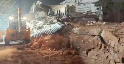 തുര്‍ക്ക് മാന്‍ ഗേറ്റിലെ ഫൈസ്-ഇ-ഇലാഹി പള്ളിയോട് ചേര്‍ന്നുള്ള കെട്ടിടങ്ങള്‍ പൊളിച്ചുമാറ്റുന്നതിനിടെ സംഘര്‍ഷം