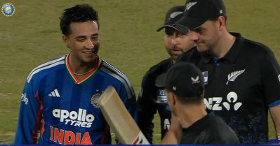 ഇതെന്താ ആയുധം, പാറ്റണ്‍ ടാങ്കോ! വെടിക്കെട്ടിന് പിന്നാലെ അഭിഷേകിന്റെ ബാറ്റ് പരിശോധിച്ച് കിവി താരങ്ങള്‍