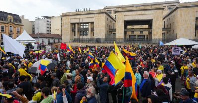 ട്രംപ് ഭ്രാന്തന്‍ പ്രസിഡന്റ്, അയാളെ പുറത്താക്കൂ; കൊളംബിയന്‍ തെരുവില്‍ പ്രതിഷേധിച്ച് പതിനായിരങ്ങൾ