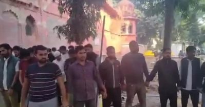 പള്ളിയിലേക്കുള്ള പ്രവേശനം തടഞ്ഞ് ലഖ്‌നൗ സര്‍വകലാശാല; സഹപാഠികള്‍ക്ക് നിസ്‌കരിക്കാന്‍ കാവല്‍ നിന്ന് ഹിന്ദു വിദ്യാര്‍ത്ഥികള്‍