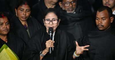 എസ്.ഐ.ആര്‍: തെരഞ്ഞെടുപ്പ് കമ്മീഷനെതിരെ ദല്‍ഹിയില്‍ ലക്ഷങ്ങളെ അണിനിരത്തും; മുന്നറിയിപ്പുമായി മമത