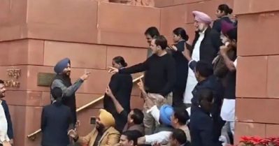 വിശ്വാസവഞ്ചകന്‍ VS ദേശദ്രോഹി; പാര്‍ലമെന്റിന് പുറത്ത് രാഹുല്‍ ഗാന്ധിയും കോണ്‍ഗ്രസ് വിട്ട എം.പിയും തമ്മില്‍ വാക്‌പോര്