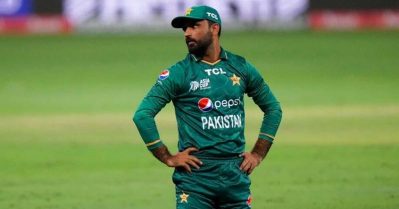 ഒരു മാറ്റവുമില്ല, ക്ലാസിക് പാകിസ്ഥാന്‍ എന്ന് ആരാധകര്‍; പണി ചോദിച്ച് മേടിച്ച് ഫഖര്‍ സമാന്‍; വിലക്ക്