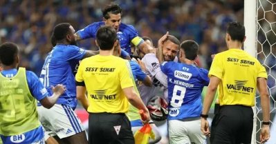 കൂട്ടയടി, ഒറ്റയടിക്ക് 23 റെഡ് കാര്‍ഡ്; ഇത് എന്തൊക്കെയാണ് ഈ സംഭവിക്കുന്നത്?