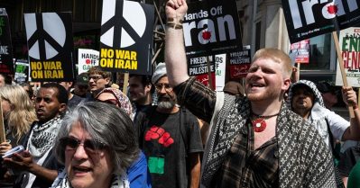 ഈ നിയമവിരുദ്ധ യുദ്ധത്തില്‍ പങ്കാളികളാകരുത്; സൈനിക താവളങ്ങള്‍ യു.എസിന് തുറന്നുകൊടുത്ത ബ്രിട്ടന്റെ നടപടിയ്‌ക്കെതിരെ ഗ്രീന്‍ പാര്‍ട്ടി എം.പിമാര്‍