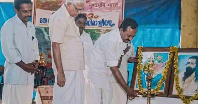 വിളക്ക് ചെറുതായത് കൊണ്ടാണ് കുനിഞ്ഞ് നിന്ന് കൊളുത്തിയത്; ഗോള്‍വാള്‍ക്കറിന്റെ ചിത്രത്തില്‍ വിളക്കുകൊളുത്തിയതില്‍ വി.ഡി സതീശന്‍