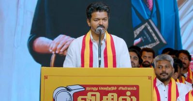 സൗകര്യമുള്ള ജീവിതം വേണ്ടെന്ന് വെച്ച്, എല്ലാ വേദനകളും സഹിച്ചുകൊണ്ട് നിങ്ങള്‍ക്ക് വേണ്ടി ഇറങ്ങിയതാണ് ഞാന്‍: സ്ഥാനാര്‍ത്ഥി പ്രഖ്യാപനത്തിനിടെ വിജയ്