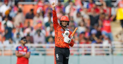 അമ്പമ്പോ അഭിഷേക്... പഞ്ചാബിനെ പറത്തിയടിച്ച് സാക്ഷാല്‍ പൊള്ളാര്‍ഡിനെയും വെട്ടി!