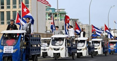 അമേരിക്കൻ ഉപരോധത്തെ ചെറുക്കാൻ സൈക്കിളുകളും ഇലക്ട്രിക്ക് റിക്ഷകളുമായി തെരുവിലിറങ്ങി ക്യൂബൻ ജനത