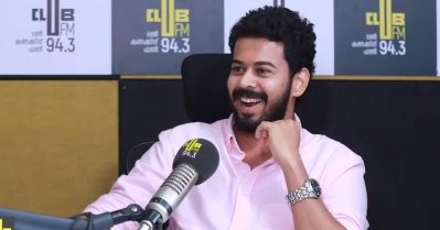 മണി ചേട്ടന്റെ പാട്ടിന്റെ ബാക്ക് ഗ്രൗണ്ടിലാണ് എന്റെ വരവെന്ന് അറിയില്ലായിരുന്നു; റിയല്‍ ലൈഫില്‍ ഉണ്ടാക്കിയ അടിയുടെ പത്തിലൊന്നേ വാഴയിലുള്ളൂ; ദേവരാജ്