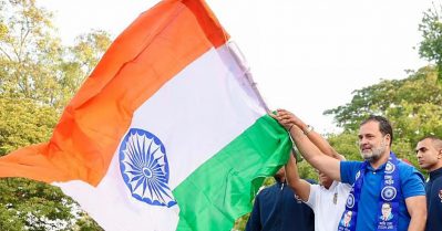 ബി.ജെ.പിയും ആർ.എസ്.എസും ഭരണഘടനയെ ഇല്ലാതാക്കാൻ ശ്രമിക്കുന്നു; റൺ ഫോർ അംബേദ്കർ മാരത്തൺ ഫ്ലാഗ് ഓഫ് ചെയ്ത് രാഹുൽ ഗാന്ധി