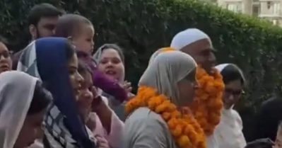 ഗാസിയാബാദില്‍ നിന്നൊരു സ്‌നേഹഗാഥ; ഹജ്ജിന് പോവുന്ന വൃദ്ധ ദമ്പതികള്‍ക്ക് പൂക്കള്‍ വിതറി യാത്രയയപ്പ് നല്‍കി ഹിന്ദു അയല്‍വാസികള്‍