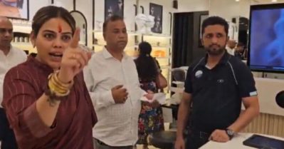 ലെന്‍സ്‌കാര്‍ട്ട് സ്റ്റോറിലെത്തി ഹിന്ദു ജീവനക്കാരുടെ നെറ്റിയില്‍ സിന്ദൂരം തൊടീച്ച് ബി.ജെ.പി നേതാവ്: മുസ്‌ലിം മാനേജര്‍ക്ക് നേരെ അസഭ്യവര്‍ഷം