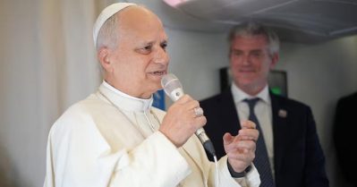 അന്യായമെന്ന് തോന്നിയാല്‍ അപലപിക്കും; ലെബനനിലെ ഇസ്രഈല്‍ ആക്രമണത്തില്‍ കൊല്ലപ്പെട്ട കുഞ്ഞിന്റെ ചിത്രമുയര്‍ത്തി മാര്‍പ്പാപ്പ ട്രംപിന് മറുപടി